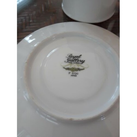 All The Trimmings Royal Gallery CHRISTMAS HOLLY Porcelain lided Mug & Saucer set - Picture 6 of 12